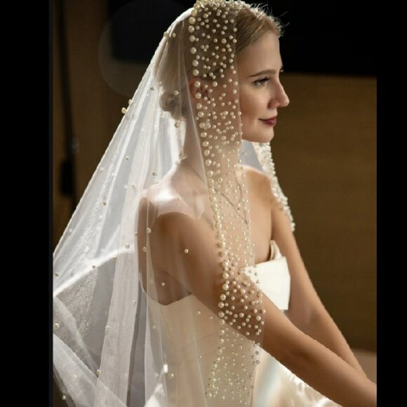 NWOT White Cathedral Tulle Veil with Scattered Faux Pearls main image 6